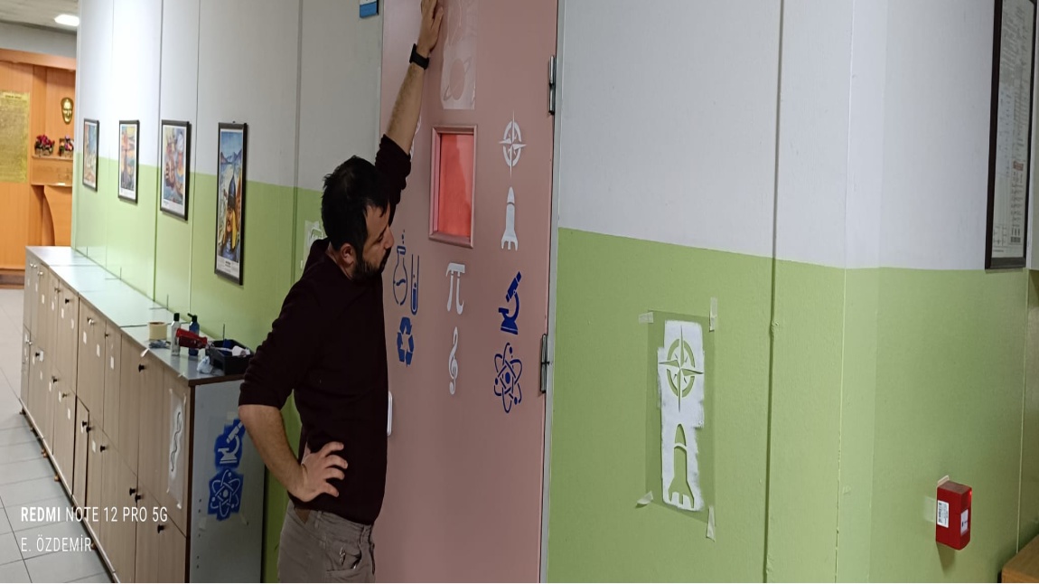 Fen Bilimleri öğretmenimiz Emrah YAMAN tarafından derslerde kullanılan semboller okul kapılarına uygulanmaktadır.   